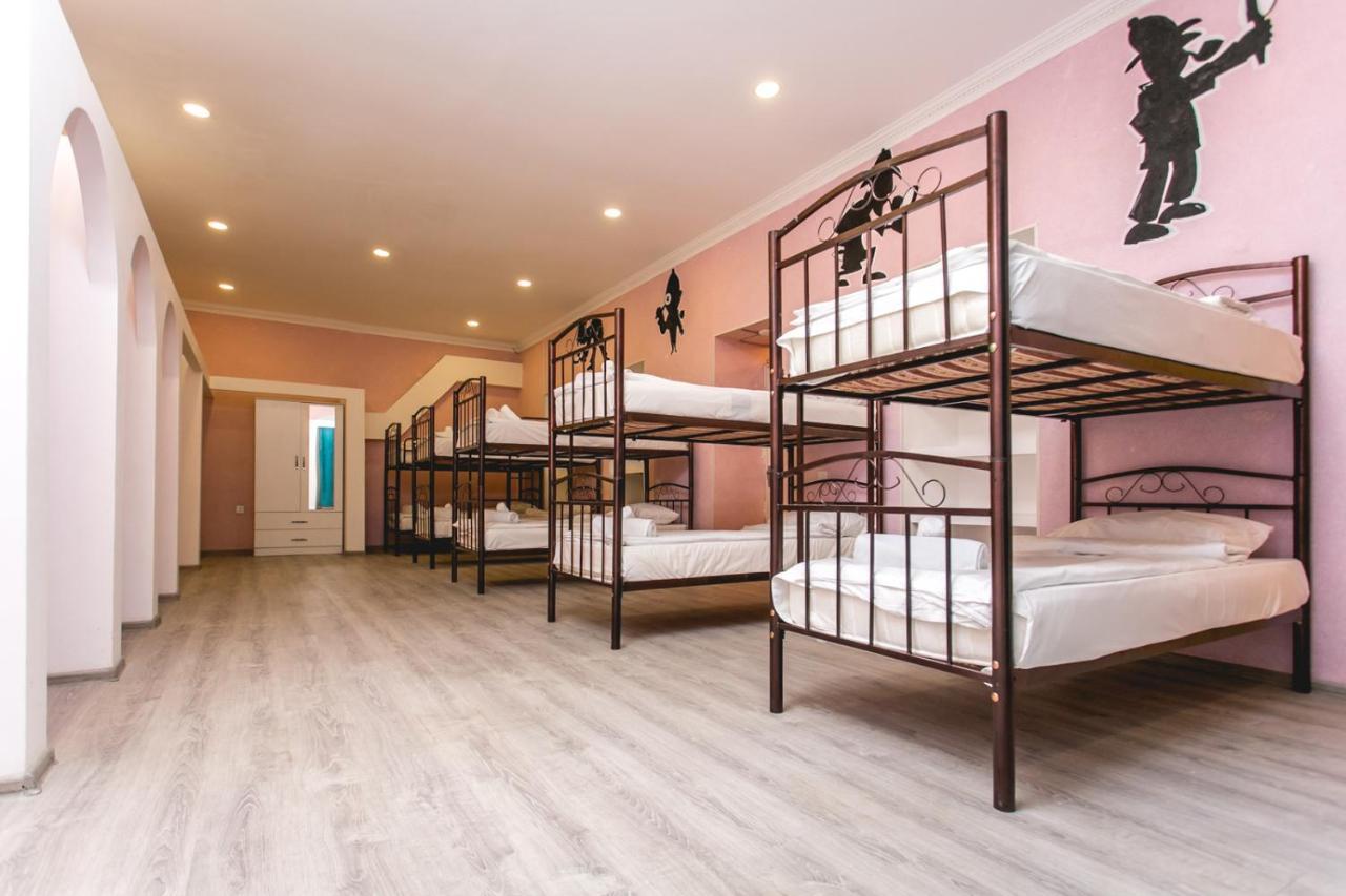 Sherlock Holmes Hostel Баку Екстер'єр фото