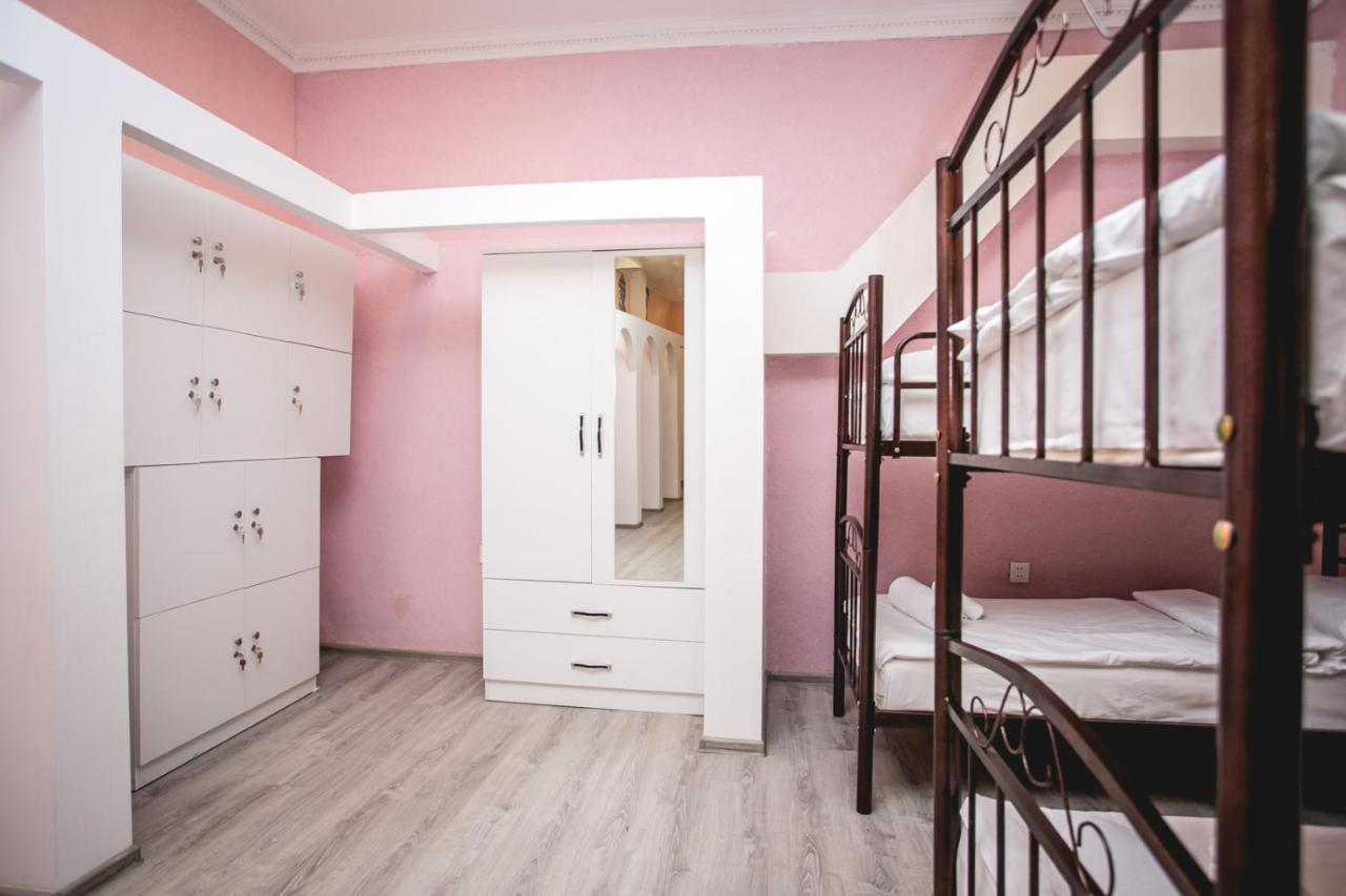 Sherlock Holmes Hostel Баку Екстер'єр фото