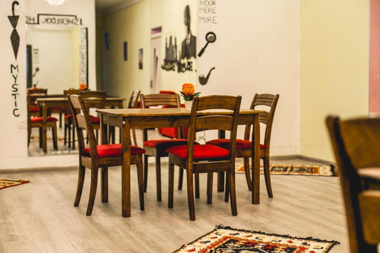 Sherlock Holmes Hostel Баку Екстер'єр фото