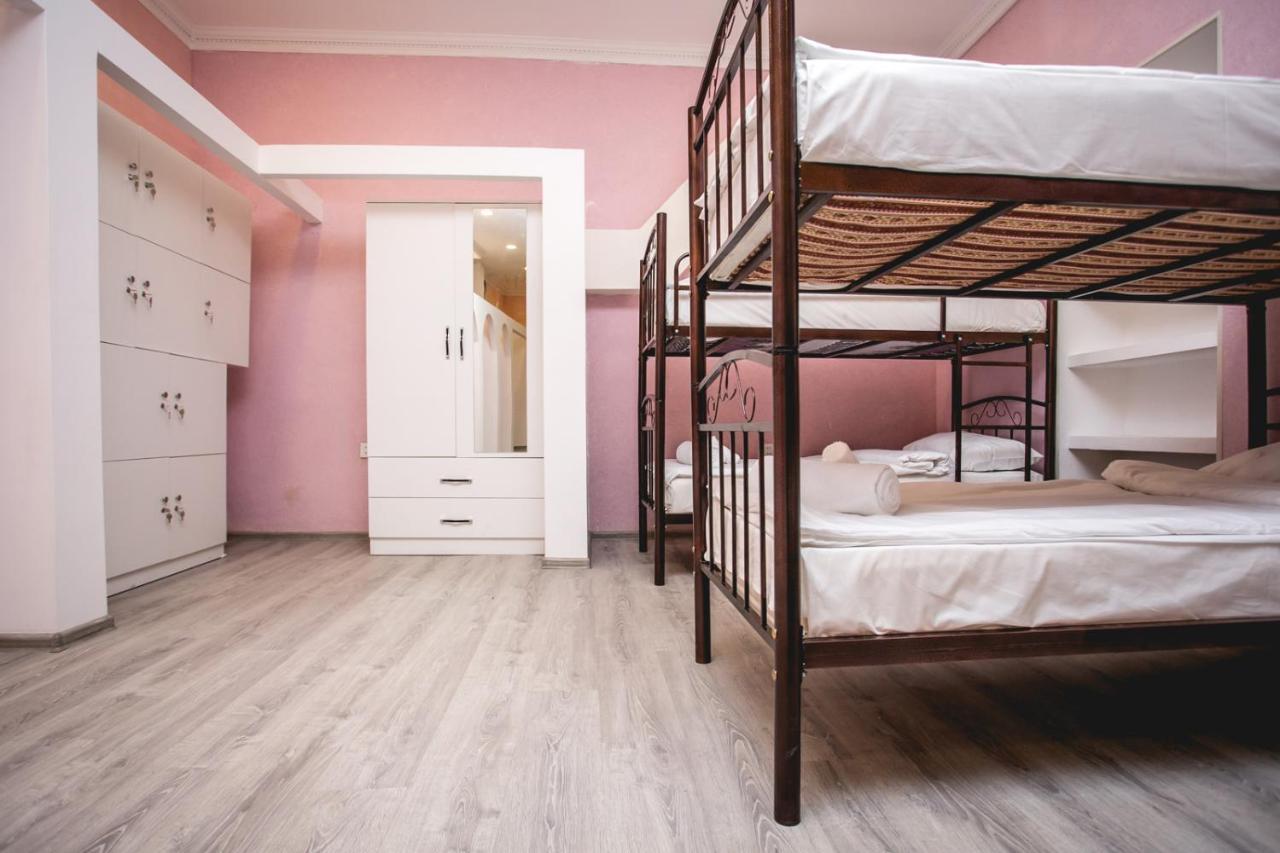 Sherlock Holmes Hostel Баку Екстер'єр фото